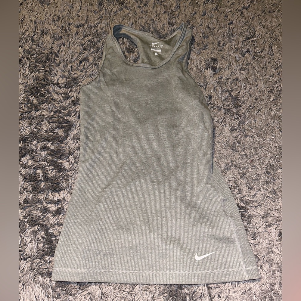 Girls Nike Tank. Girls L.